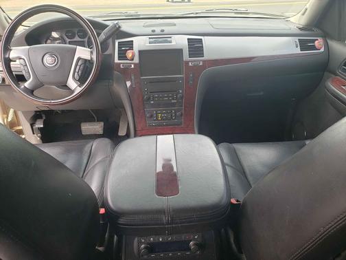 Photo 2 of 7 of 2007 Cadillac Escalade ESV Base